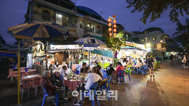 청차우 해산물 거리의 노천 레스토랑