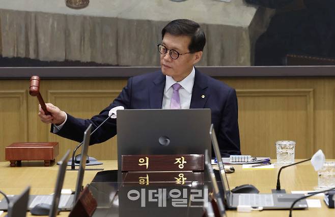 [사진공동취재단] 이창용 한국은행 총재가 11일 서울 중구 한국은행에서 금융통화위원회를 주재하고 있다.