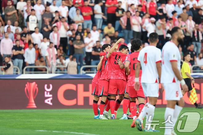 10일(현지시간) 요르단 암만 국제경기장에서 열린 2026 국제축구연맹(FIFA) 북중미 월드컵 아시아 3차 예선 B조 3차전 대한민국과 요르단의 경기, 대한민국 이재성이 선제골을 넣은 후 동료 선수들과 기뻐하고 있다. 2024.10.10/뉴스1 ⓒ News1 김도우 기자