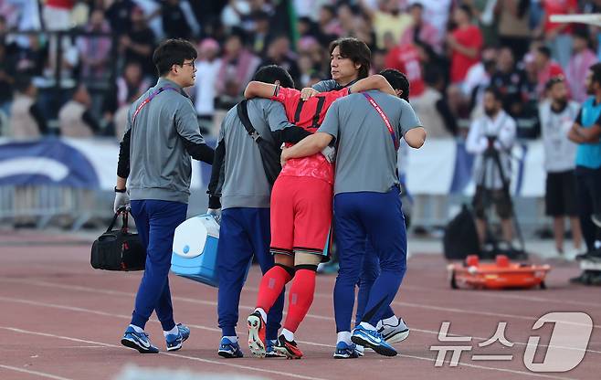 10일(현지시간) 요르단 암만 국제경기장에서 열린 2026 국제축구연맹(FIFA) 북중미 월드컵 아시아 3차 예선 B조 3차전 대한민국과 요르단의 경기, 대한민국 홍명보 감독이 부상으로 교체되는 황희찬을 다독이고 있다. 2024.10.10/뉴스1 ⓒ News1 김도우 기자