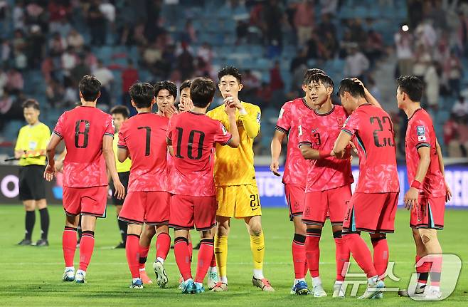 10일(현지시간) 요르단 암만 국제경기장에서 열린 2026 국제축구연맹(FIFA) 북중미 월드컵 아시아 3차 예선 B조 3차전 대한민국과 요르단의 경기에서 2-0으로 승리를 거둔 대한민국 선수들이 하이파이브를 하고 있다. 2024.10.11/뉴스1 ⓒ News1 김도우 기자