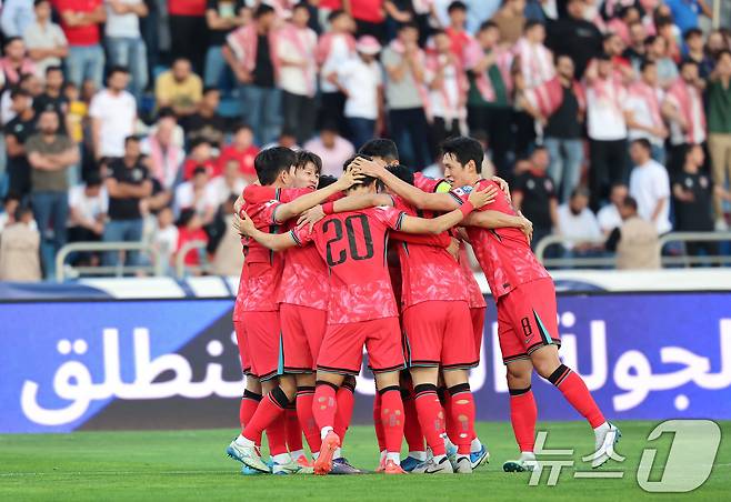 10일(현지시간) 요르단 암만 국제경기장에서 열린 2026 국제축구연맹(FIFA) 북중미 월드컵 아시아 3차 예선 B조 3차전 대한민국과 요르단의 경기, 대한민국 이재성이 선제골을 넣은 후 동료 선수들과 기뻐하고 있다. 2024.10.10/뉴스1 ⓒ News1 김도우 기자