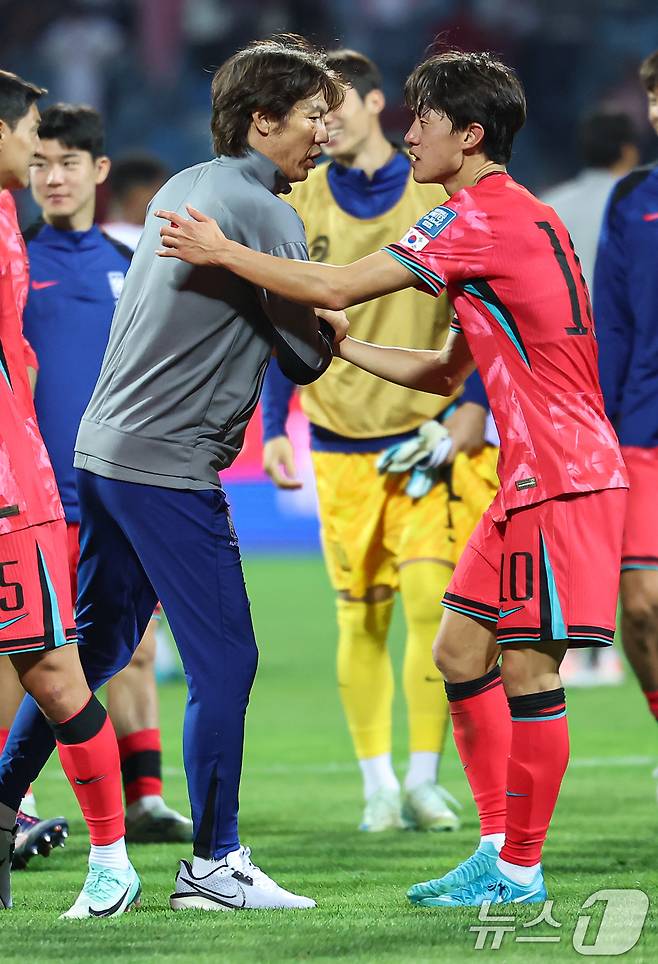 홍명보 대한민국 축구대표팀 감독이 10일(현지시간) 요르단 암만 국제경기장에서 열린 2026 국제축구연맹(FIFA) 북중미 월드컵 아시아 3차 예선 B조 3차전 대한민국과 요르단의 경기에서 2대0 승리 후 선제골을 넣은 이재성과 기쁨을 나누고 있다. 2024.10.10/뉴스1 ⓒ News1 김도우 기자