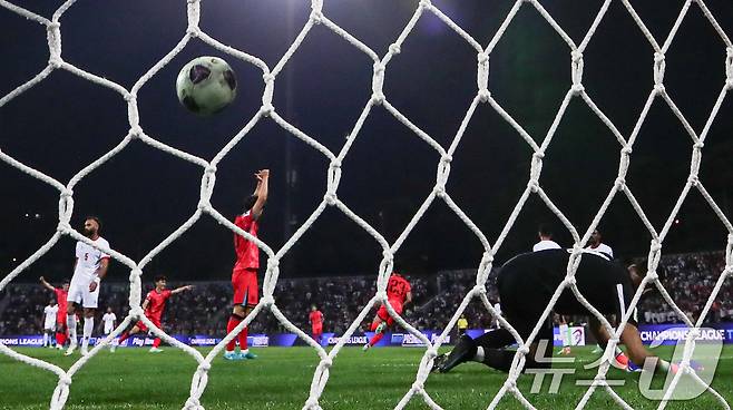 10일(현지시간) 요르단 암만 국제경기장에서 열린 2026 국제축구연맹(FIFA) 북중미 월드컵 아시아 3차 예선 B조 3차전 대한민국과 요르단의 경기, 대한민국 오현규의 슛이 요르단의 골망을 가르고 있다. 2024.10.10/뉴스1 ⓒ News1 김도우 기자