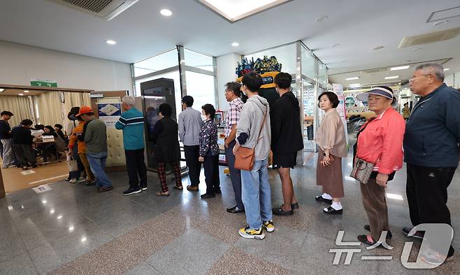 10·16 재·보궐선거 사전투표일 첫날인 11일 오전 전남 영광군 청소년문화센터에 마련된 사전투표소에 유권자들이 줄을 서 있다. 2024.10.11/뉴스1 ⓒ News1 김태성 기자