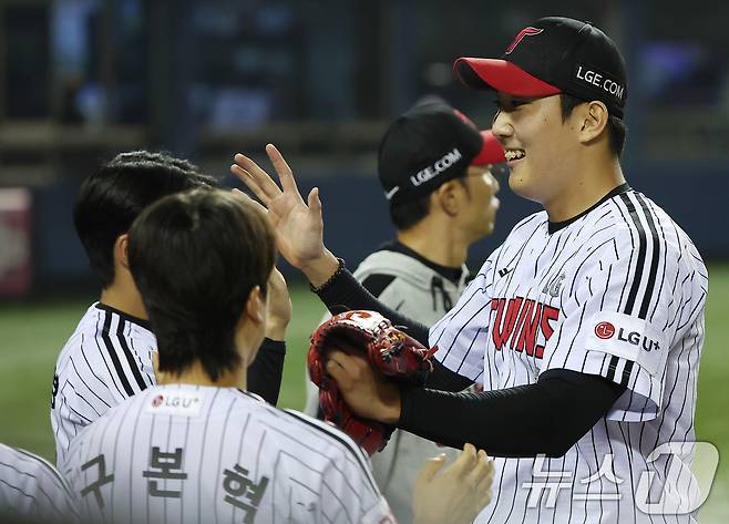 11일 오후 서울 송파구 잠실야구장에서 열린 프로야구 '2024 신한 SOL 뱅크 KBO 포스트시즌' 준플레이오프 5차전 kt 위즈와 LG 트윈스의 경기, LG 손주영이 8회초 실점 없이 이닝을 마친 뒤 더그아웃으로 향하고 있다. 2024.10.11/뉴스1 ⓒ News1 김진환 기자