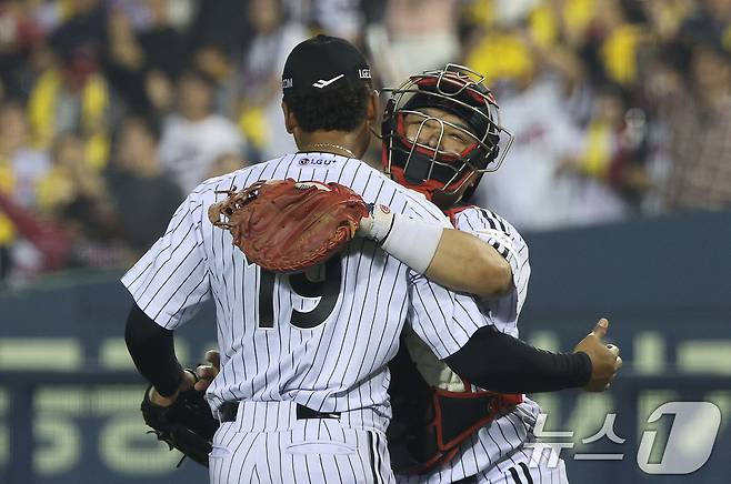 11일 오후 송파구 잠실야구장에서 열린 프로야구 '2024 신한 SOL 뱅크 KBO 포스트시즌' 준플레이오프 5차전 kt 위즈와 LG 트윈스의 경기에서 LG 에르난데스와 박동원이 4대1로 승리해 플레이오프 진출을 확정한 뒤 기쁨을 나누고 있다. 2024.10.11/뉴스1 ⓒ News1 장수영 기자