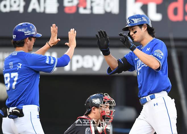 삼성 구자욱이 18일 수원 KT위즈파크에서 열린 2024 KBO리그 KT와 경기3회초 2사 KT 선발 조이현을 상대로 솔로 홈런을 치고 강명구 코치와 하이파이브를 하고 있다. 구자욱의 시즌 31호 홈런. 2024. 9. 18. 수원 | 박진업 기자 upandup@sportsseoul.com