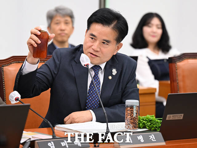 이병진 더불어민주당 의원이 11일 서울 여의도 국회에서 열린 농림축산식품해양수산위원회의 농촌진흥청 등에 대한 국정감사에서 꿀벌 폐사 관련 질의를 위해 상추와 아몬드, 꿀 등 작물을 들어보이며 공통점이 무엇인지 묻고 있다. /국회=이새롬 기자