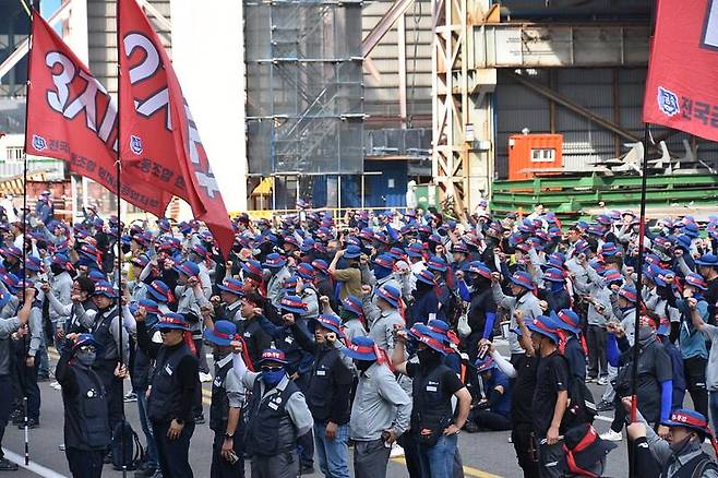 전국금속노동조합 현대중공업지부가 지난달 27일 7시간 부분파업을 진행하고 있다./전국금속노동조합 현대중공업지부 홈페이지
