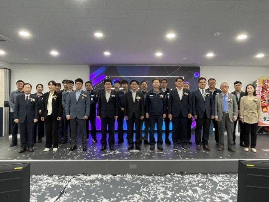 지난 8일 열린 동서기공의 산업전환 공동훈련센터 '디스튜디오' 개소식에서 참석자들이 기념촬영을 하고 있다. 박하늘 기자