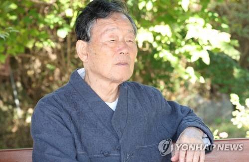한강 작가의 아버지인 소설가 한승원 작가가 11일 전남 장흥군 안양면 해산토굴(한승원문학관)에서 기자들과 만나 딸의 노벨상 문학상 수상 소감을 밝히고 있다.   [연합뉴스]
