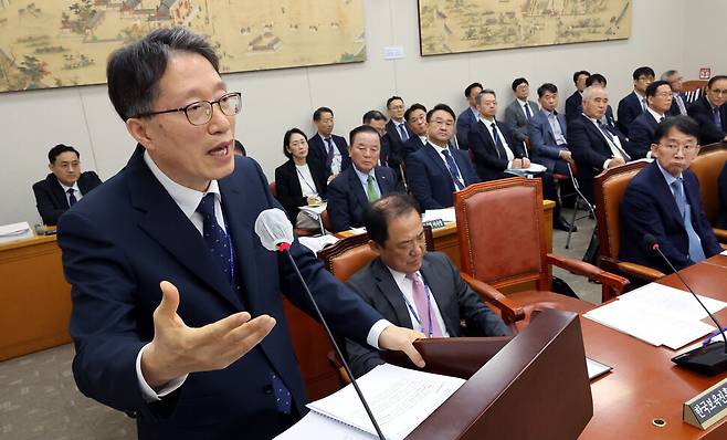 김낙년 한국학중앙연구원장이 11일 오후 국회 교육위원회 국정감사에 출석해 의원들의 질의에 답하고 있다. 김경호 선임기자 jijae@hani.co.kr