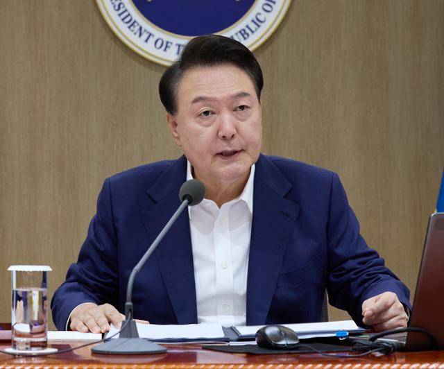윤석열 대통령이 지난달 8월 27일 서울 용산 대통령실 청사에서 열린 국무회의를 주재하고 있다. 윤 대통령은 이날 2025년 예산안을 심의·의결했다. 대통령실 제공