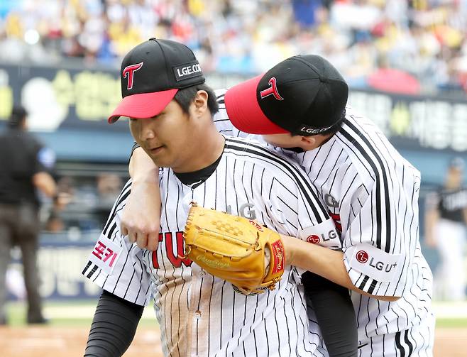 2024 프로야구 KBO 포스트시즌 LG트윈스와 kt위즈의 준플레이오프(준PO) 2차전 경기가 6일 오후 서울 잠실야구장에서 열렸다. 5회초 2사 장성우의 타구를 처리한 3루수 문보경에게 임찬규가 다가가 끌어안고 있다. 잠실=김민규 기자 mgkim1@edaily.co.kr /2024.10.06/