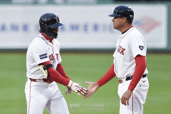 올 시즌 뒤 보스턴에서 정리된 앤디 폭스(오른쪽) 1루 코치의 모습. 게티이미지