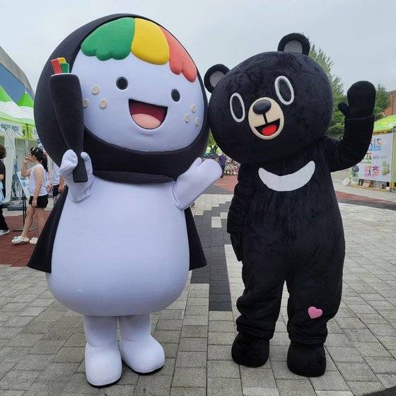 김밥축제 마스코트인 꼬달이(사진 왼쪽). [사진 김천시]