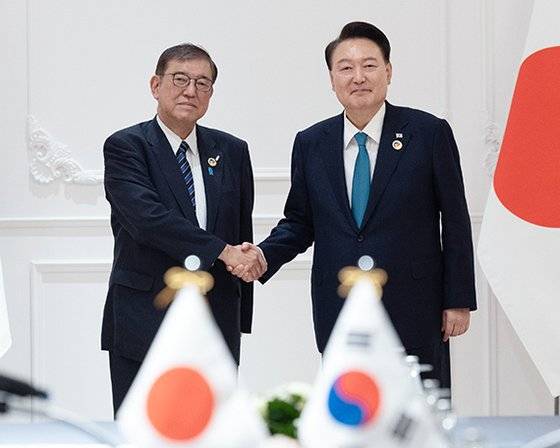 윤석열 대통령 과 이시바 시게루 일본 총리가 10일(현지시간) 라오스 비엔티안 한 호텔에서 열린 한·일 정상회담에서 악수하고 있다. 이시바 총리 취임 9일 만의 첫 대좌다. [뉴시스]