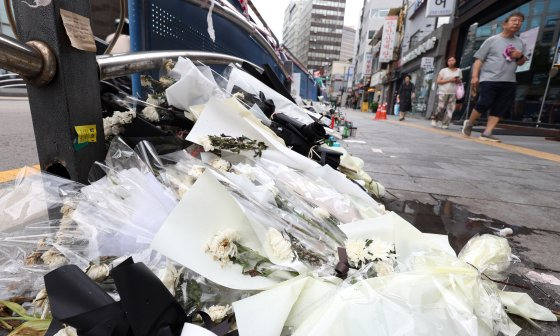 지난 7월 15일 서울 중구 '시청역 교차로 역주행' 사고현장에 국화꽃 등 추모 물품들이 놓여져 있다. 뉴스1