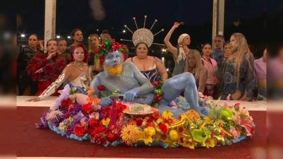 지난달 26일 열린 파리 올림픽 개회식의 논란의 퍼포먼스. [사진 프랑스TV·중앙포토]