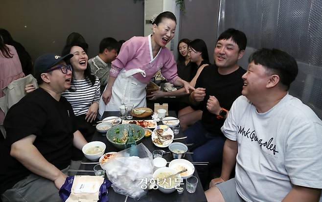 김미령 셰프가 1일 서울 도봉구 창동 ‘즐거운 술상’에서 손님들과 대화를 나누며 환히 웃고 있다. 서성일 선임기자