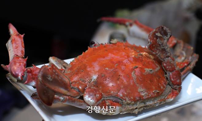 ‘즐거운 술상’의 가을 시그니처 메뉴인 산꽃게찜. 살이 꽉 찬 제철 꽃게의 단맛을 호화롭게 즐길 수 있다. /서성일 선임기자
