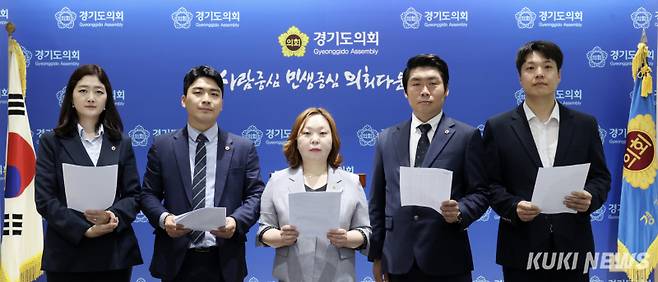 경기도의회 더불어민주당 대변인단은 11일 도의회에서 논평을 통해 "노벨상 작가 책에 '청소년 유해도서' 낙인 찍은 임태희 교육감은 사죄하라"고 요구했다.