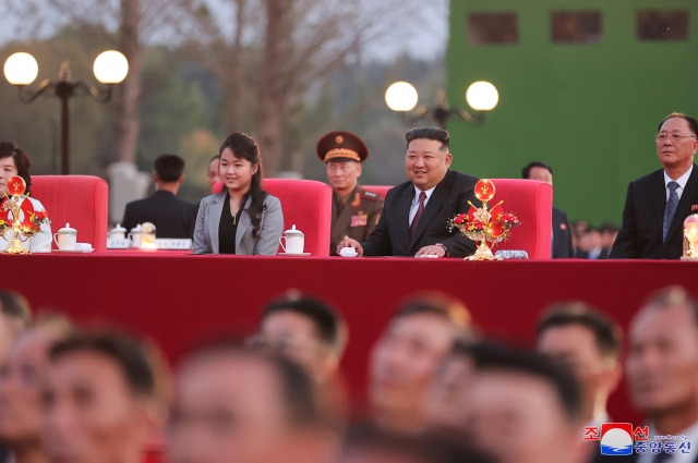 김정은 북한 국무위원장이 참석한 가운데  노동당 창건 79주년을 기념하는 경축공연과 연회가 지난 10일 노동당 중앙간부학교에서 진행되었다고 조선중앙통신이 11일 보도했다. 연합뉴스