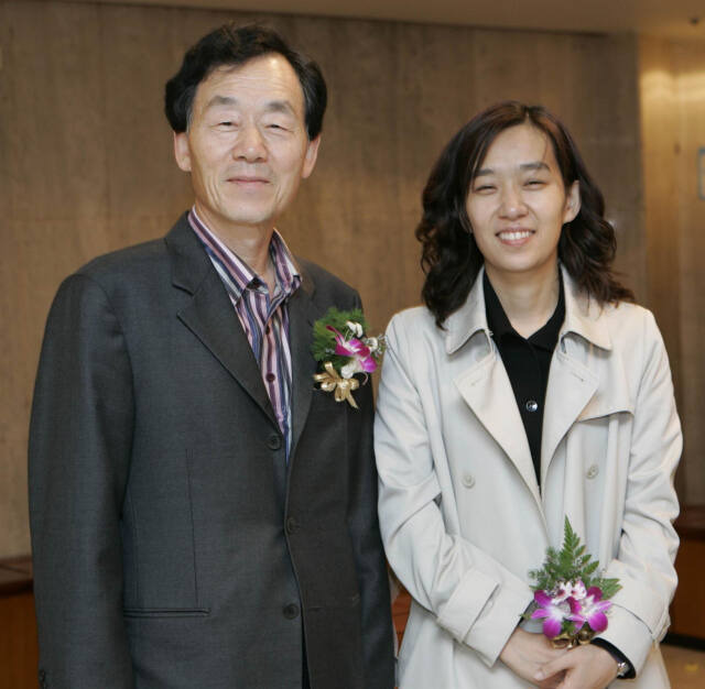 소설가 한강이 한국 작가 최초로 10일 노벨 문학상 수상의 영예를 안았다. 지난 2005년 11월 문학사상사 주관으로 서울 프레스센터에서 열린 이상문학상 시상식에서 수상자인 한강 씨가 작가인 아버지 한승원 씨와 함께하고 있다. 소설 '아제아제바라아제' 등을 쓴 작가 한승원 씨는 딸의 수상에 앞서 1988년 '해변의 길손' 으로 이상문학상을 수상한 바 있다.