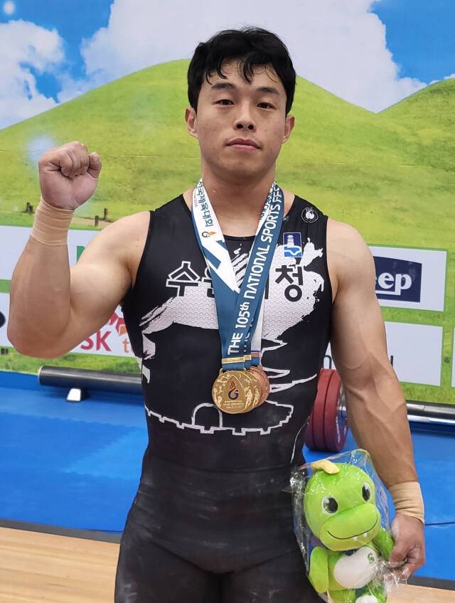 역도 남자 일반부 73㎏급서 2관왕에 오른 수원시청 이상연. 황선학기자