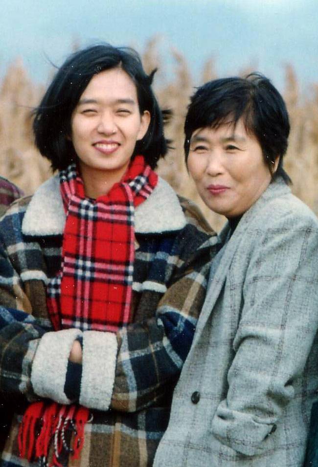 이상문학상 받은 뒤 엄마와 함께 소설가 한강(왼쪽)이 지난 2005년 제29회 이상문학상을 받은 직후 어머니인 임감오 씨와 함께 활짝 웃으며 사진을 찍었다.  연합뉴스