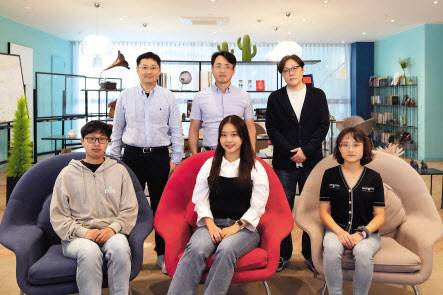 이번 연구를 수행한 UNIST 연구진. 박성호(윗줄 왼쪽부터 시계방향), 강세병, 김은희 교수, 여미래, 전희진, 전준표 연구원 [UNIST 제공]