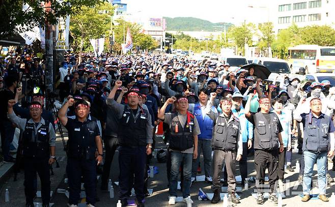 [울산=뉴시스] 배병수 기자 = 국내 조선업종 노조연대 관계자들이 지난 9월4일 오후 HD현대중공업 울산 본사 앞에서 총파업 결의대회에서 조합원들이 구호를 외치고 있다. 2024.09.04.bbs@newsis.com.