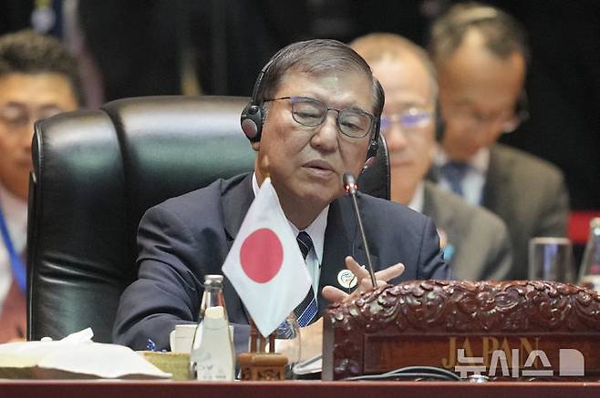 [라오스=AP/뉴시스]취임 직후 아세안(ASEAN·동남아시아국가연합) 정상회의에 참석한 이시바 시게루(石破茂) 일본 총리가 논란이 된 ‘아시아판 북대서양조약기구(NATO·나토)’는 제기하지 않았다. 첫 외교무대에서 안전운전을 했다는 평가가 나온다. 이시바 시게루 일본 총리가 지난 10일 라오스 비엔티안에서 열린 아세안+3 정상회의에서 연설하고 있는 모습. 2024.10.11.