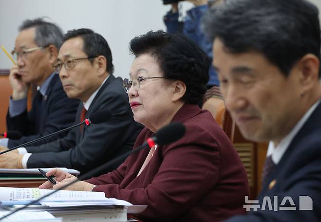 [서울=뉴시스] 고승민 기자 = 이배용(왼쪽 세번째) 국가교육위원장이 지난 8일 서울 여의도 국회에서 열린 교육위원회의 교육부 등 8개 기관 국정감사에서 박성준 더불어민주당 의원 질의에 답하고 있다. 2024.10.11 kkssmm99@newsis.com