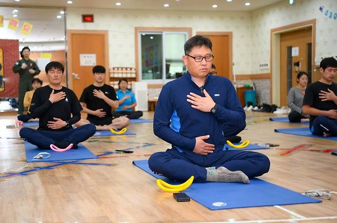 [대구=뉴시스] 공군 제11전투비행단 항공의무전대는 심신 치유 프로그램을 운영 중이다. (사진=공군 제11전투비행단 제공) 2024.10.11. photo@newsis.com *재판매 및 DB 금지