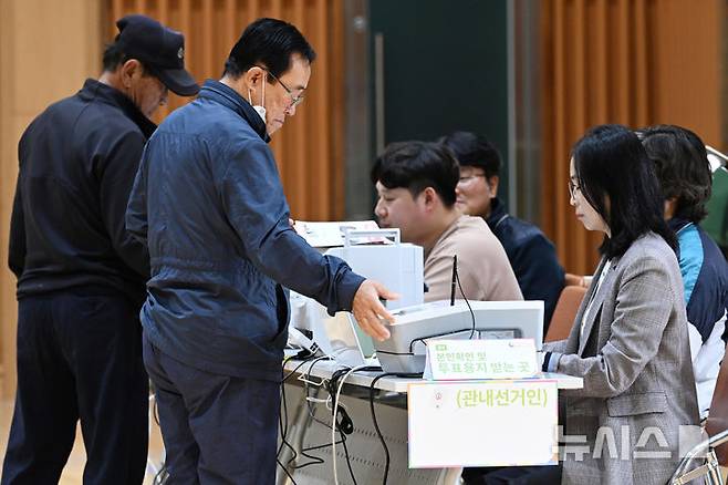 [영광=뉴시스] 이영주 기자 = 10·16 기초단체장 재·보궐 선거의 사전투표가 시작된 11일 오전 전남 영광군 홍농커뮤니티센터에 마련된 홍농사전투표소에서 지역 유권자들이 투표 용지를 받고 있다. 2024.10.11. leeyj2578@newsis.com