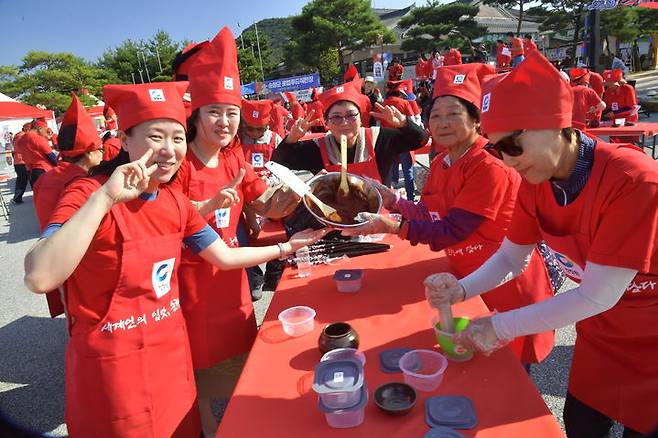 [순창=뉴시스] 김종효 기자 = 11일 전북 순창 고추장민속마을 거리에서 열린 '제19회 순창장류축제'에서 관광객들이 고추장 만들기 체험을 하고 있다. (사진=순창군청 제공) 2024.10.11. photo@newsis.com *재판매 및 DB 금지