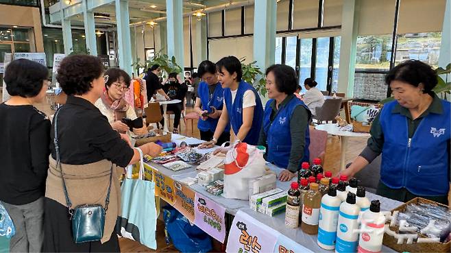 사단법인 강릉YWCA(회장 전배자)가 11일 목적사업과 자립청년후원 기금 마련 '민들레 일일찻집'을 열었다. 최진성 아나운서