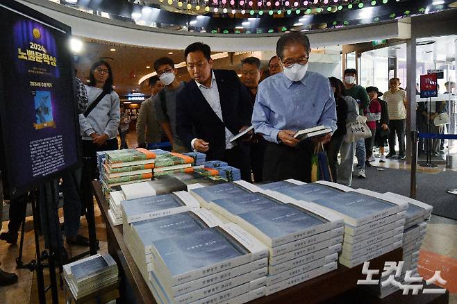 소설가 한강이 아시아 여성 최초이자 한국 작가 최초로 노벨 문학상을 수상한 가운데 11일 서울 종로구 교보문고 광화문점에 마련된 한강 작가 코너에서 시민들이 작가의 책을 구매하고 있다. 류영주 기자