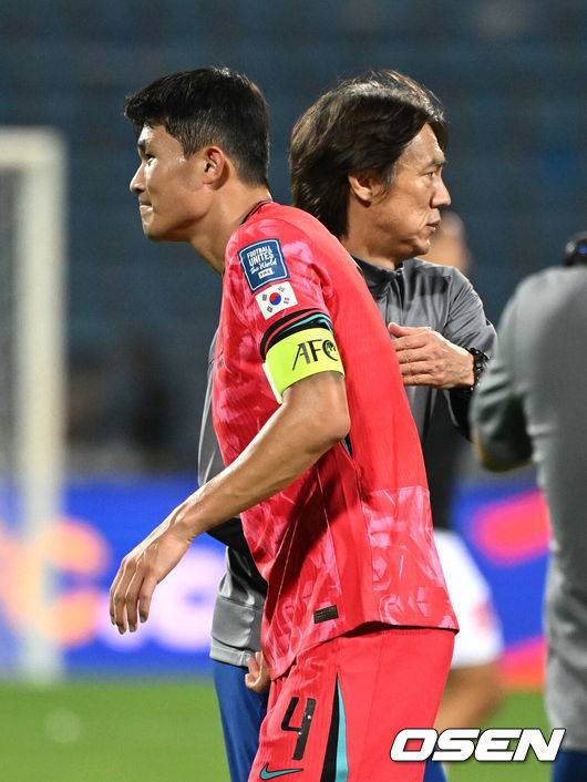 [OSEN=암만(요르단), 손용호 기자] 10일 오후(한국시간) 요르단 암만 국제경기장에서 2026 국제축구연맹(FIFA) 북중미월드컵 아시아 3차 예선 B조 3차전 한국과 요르단의 경기가 열렸다.다득점에서 앞선 요르단(1승1무, 4골)이 조 선두, 한국(1승1무, 3골)은 2위다. 한국이 조 선두를 탈환하려면 반드시 요르단을 잡아야 한다. 2024.10.10 /spjj@osen.co.kr[OSEN=암만(요르단), 손용호 기자] 주장 손흥민(32, 토트넘 홋스퍼)이 없어도, 연이어 부상 악재가 닥쳐도&nbsp;충분히 강했다.&nbsp;홍명보호가 요르단 원정에서&nbsp;완승을 거두며 2023 카타르 아시안컵&nbsp;설욕에 성공했다.&nbsp;홍명보 감독이 지휘하는 축구대표팀은 10일 오후 11시(한국시간) 요르단 암만국제경기장에서 개최된&nbsp;‘2026 북중미 월드컵 아시아지역 3차 예선 3차전’에서 요르단을 2-0으로 꺾었다.경기 종료 후 한국 홍명보 감독이 김민재와 승리의 기쁨을 나누고 있다. 2024.10.10 /spjj@osen.co.kr