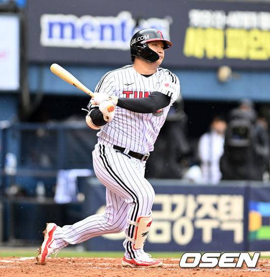 [OSEN=잠실, 이대선 기자] 6일 서울 잠실야구장에서 2024 신한 SOL뱅크 KBO 포스트시즌 준플레이오프 2차전 LG 트윈스와 KT 위즈의 경기가 열렸다.LG는 임찬규, KT는 엄상백을 선발 투수로 내세웠다.3회말 2사 2루 LG 문보경이 삼진으로 물러나고 있다. 2024.10.06 /sunday@osen.co.kr