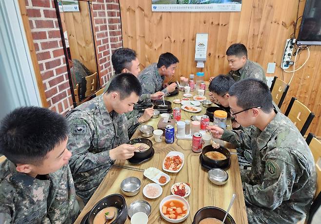 육군 장병들이 부대 인근 식당에서 식사를 하고 있다. 세계일보 자료사진