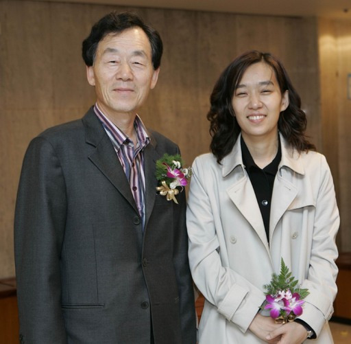 2005년 이상문학상을 수상한 소설가 한강이 서울 프레스센터에서 열린 시상식에서 아버지 한승원씨와 함께 기념촬영을 하고 있다. 연합뉴스