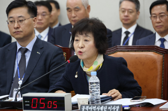 11일 국회에서 열린 국회 교육위원회 국정감사에서 박지향 동북아역사재단 이사장이 의원 질의에 답하고 있다. 연합뉴스