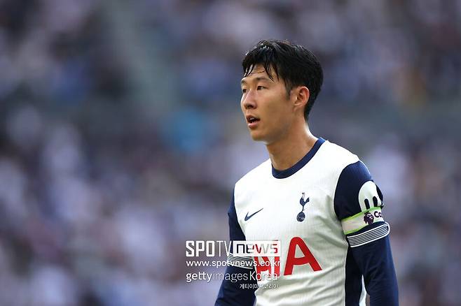 ▲ 11일(한국 시간) 축구 매체 '풋볼 트랜스퍼'에 따르면 토트넘은 손흥민을 붙잡기 위해 1년 연장 옵션을 발동하려고 한다. 그가 자유계약으로 떠나지 않도록 하기 위해 2026년까지 머물게 할 계획이다. 이 매체에 따르면 토트넘 다니엘 레비 회장은 계약 연장 전략을 구단의 안정성을 유지하는 핵심 전략으로 활용하고 있다. 팬들에게 큰 인기를 얻고 있는 손흥민을 한동안 팀의 핵심 선수로 유지하려는 목적도 있다. 