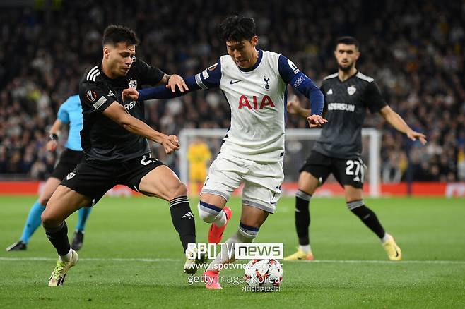 ▲ 11일(한국 시간) 축구 매체 '풋볼 트랜스퍼'에 따르면 토트넘은 손흥민을 붙잡기 위해 1년 연장 옵션을 발동하려고 한다. 그가 자유계약으로 떠나지 않도록 하기 위해 2026년까지 머물게 할 계획이다. 이 매체에 따르면 토트넘 다니엘 레비 회장은 계약 연장 전략을 구단의 안정성을 유지하는 핵심 전략으로 활용하고 있다. 팬들에게 큰 인기를 얻고 있는 손흥민을 한동안 팀의 핵심 선수로 유지하려는 목적도 있다. 