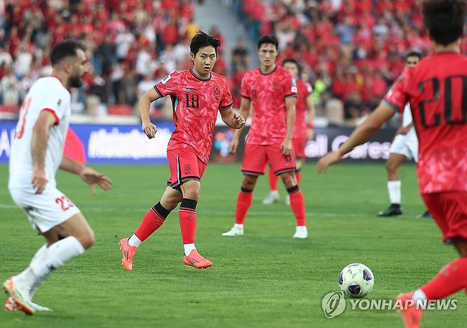 프랑스 최고 명문 PSG에서 뛰는 이강인은 11일 요르단 암만 국제경기장에서 끝난 2026 북중미 월드컵 아시아 3차예선 B조 3차전 요르단과의 원정 경기에서 오른쪽 날개로 선발 출전, 후반 45분 백승호와 교대해 벤치로 들어갈 때까지 90분간 그라운드를 누볐다. 요르단 선수들은 손흥민이 부상 결장한 한국 대표팀에서 이강인이 에이스임을 간파하고 집중 마크를 시도했다. 연합뉴스