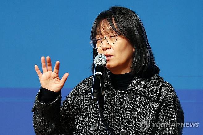 노벨 문학상에 소설가 한강…한국 작가 최초 수상 쾌거 (서울=연합뉴스) 2024년 노벨 문학상의 영예는 우리나라 소설가 한강에게 돌아갔다. 사진은 지난 2023년 광주 김대중컨벤션센터에서 열린 '제9회 세계 한글 작가대회'에서 강연 중인 작가. 2024.10.10 [연합뉴스 자료사진] photo@yna.co.kr