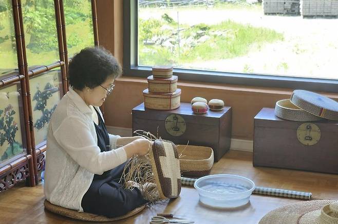 국가무형유산 '완초장' 보유자로 인정 예고된 유선옥 씨 [국가유산청 제공. 재판매 및 DB 금지]